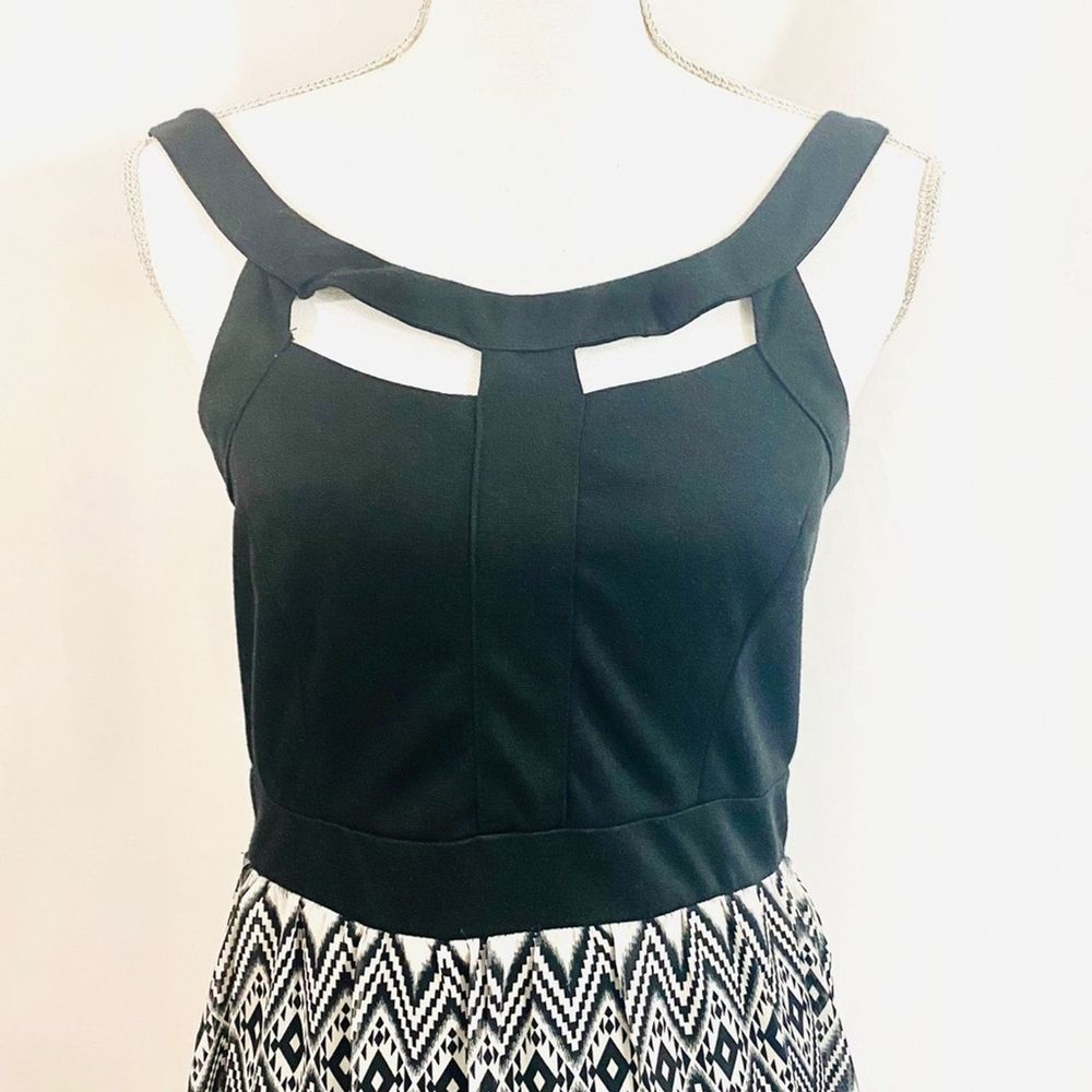 New Look Black & White Chevron Maxi Dress - Picture 4 of 10